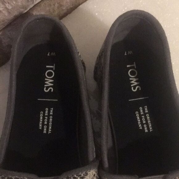 TOMS  - Picture 2 of 7